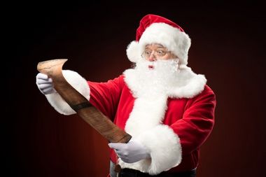 Julemand der læser listen med julegaveønsker