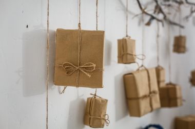 Pakkekalender til voksne hvor gaverne hænger på væggen
