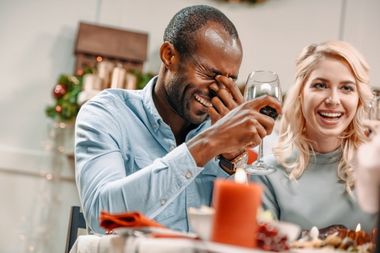 Par der griner efter at have fået fortalt en julevittighed