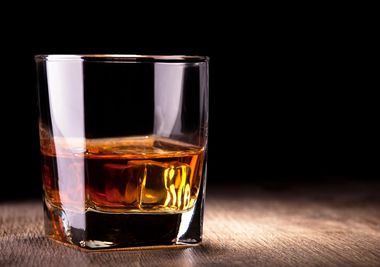 Nyd et glas med whisky med en whisky julekalender
