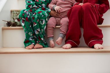 Børn i julepyjamas
