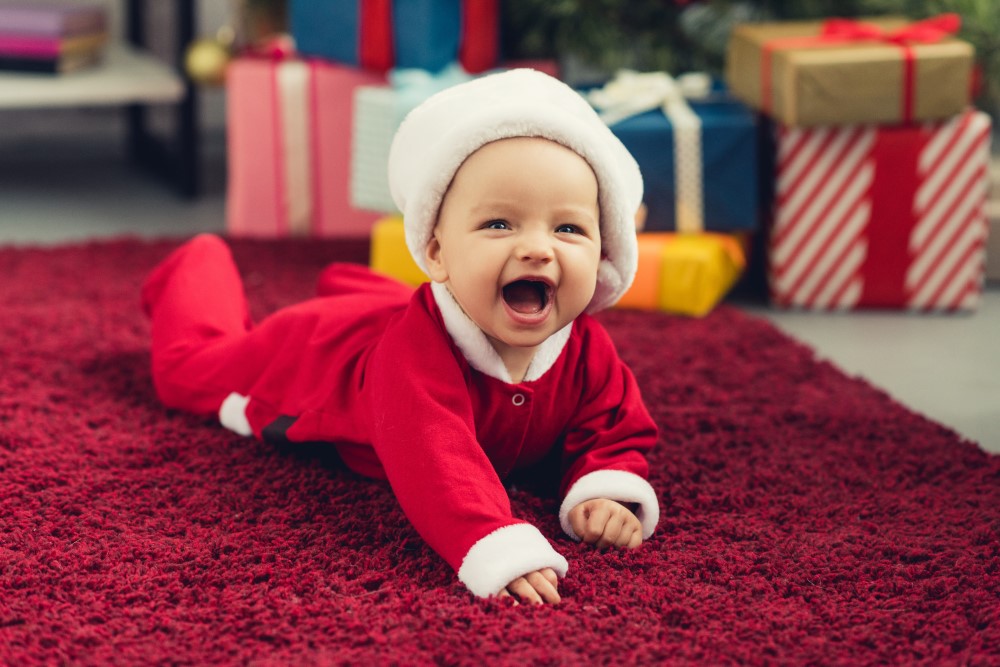 Baby foran juletræ