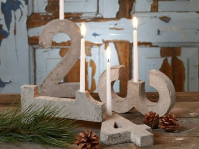 Rå adventsstage af fire tal støbt i beton