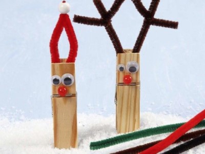 Julemænd og rensdyr på tøjklemmer af træ