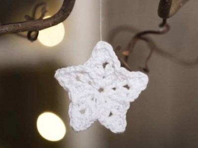 Lille hæklet stjerne i bomuldsgarn